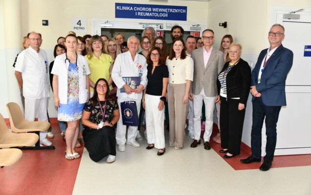 Pracownicy Kliniki Chorób Wewnętrznych i Reumatologii stoją zadowoleni w grupie, razem z nową kierownik, Dyrektorem WIM oraz Komendant Szpitala