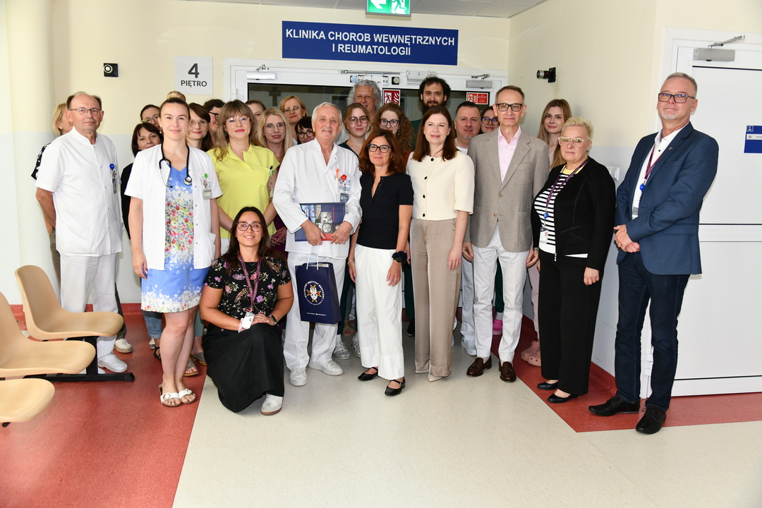 Pracownicy Kliniki Chorób Wewnętrznych i Reumatologii stoją zadowoleni w grupie, razem z nową kierownik, Dyrektorem WIM oraz Komendant Szpitala